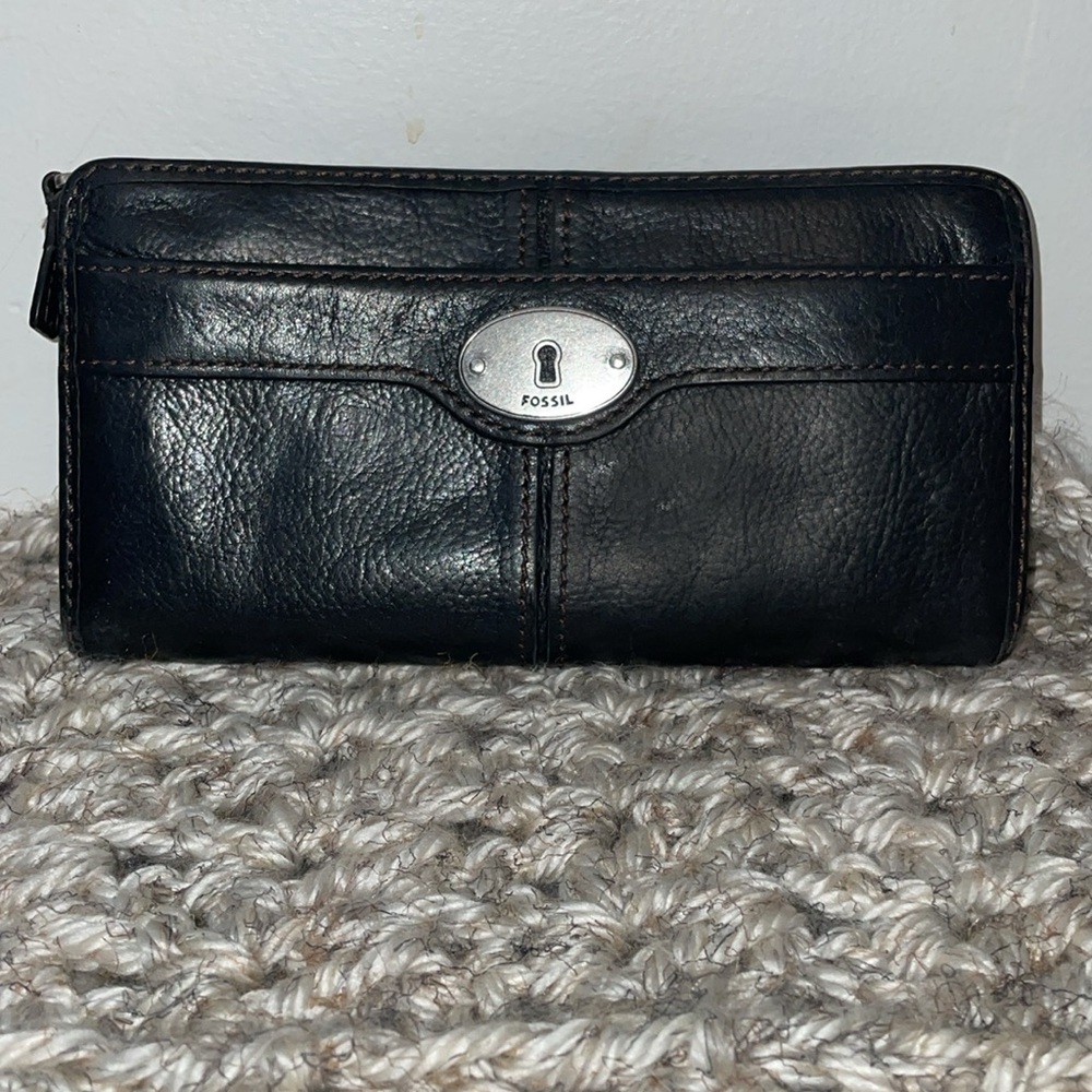 Fossil wallet with zipper closure